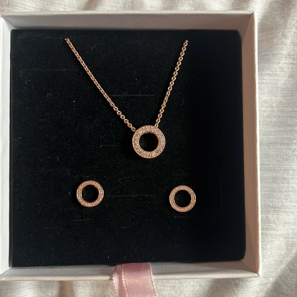 NWOT Pandora Sparkling Pave Circle Jewelry Gift Set